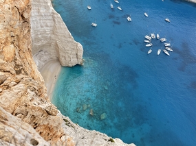 夏日蓝色海岸岩石峭壁风光摄影图片